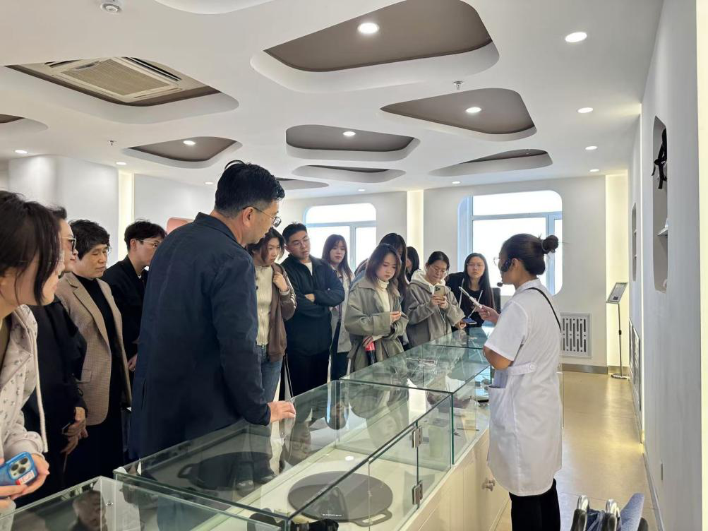 图为辅助器具展示体验